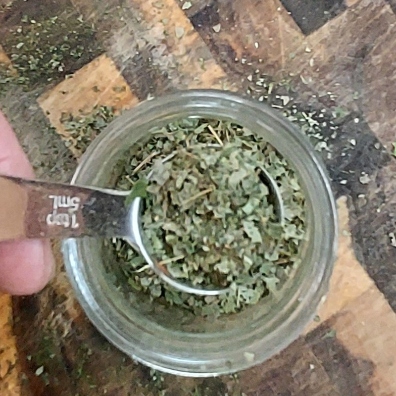 Rough cut filé gumbo in a teaspoon measure.